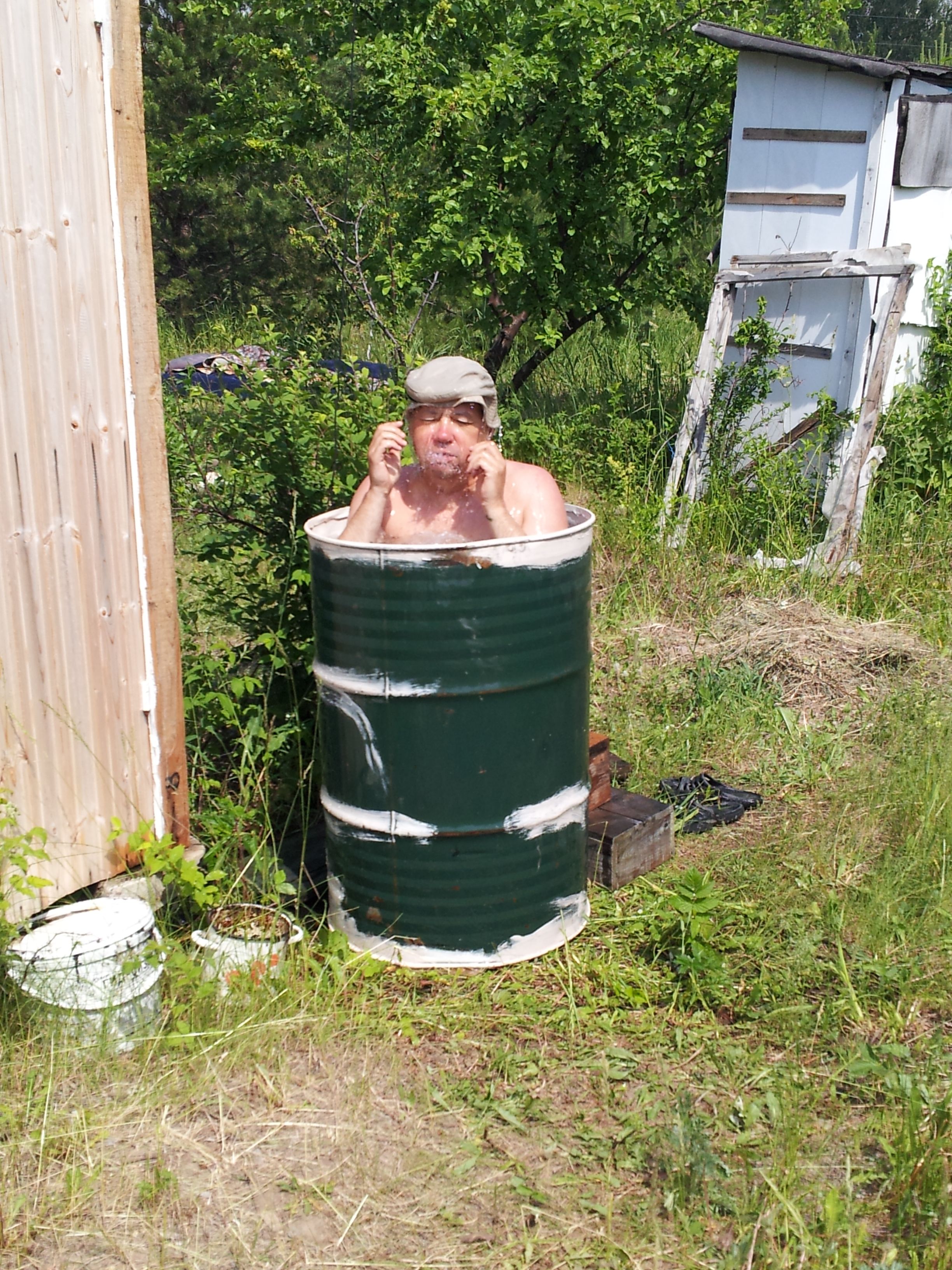 swimming izmodenova heat and work the body in a barrel of water