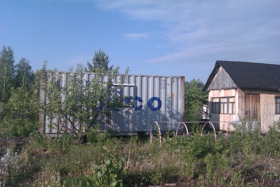 House from the container in the garden