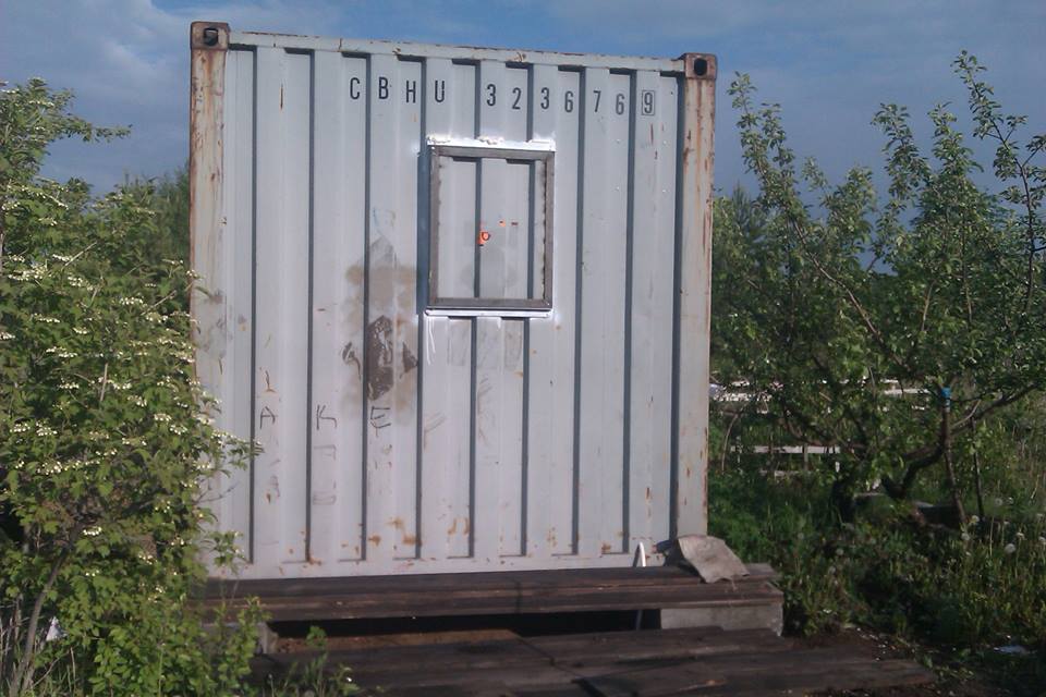 House from the container in the garden